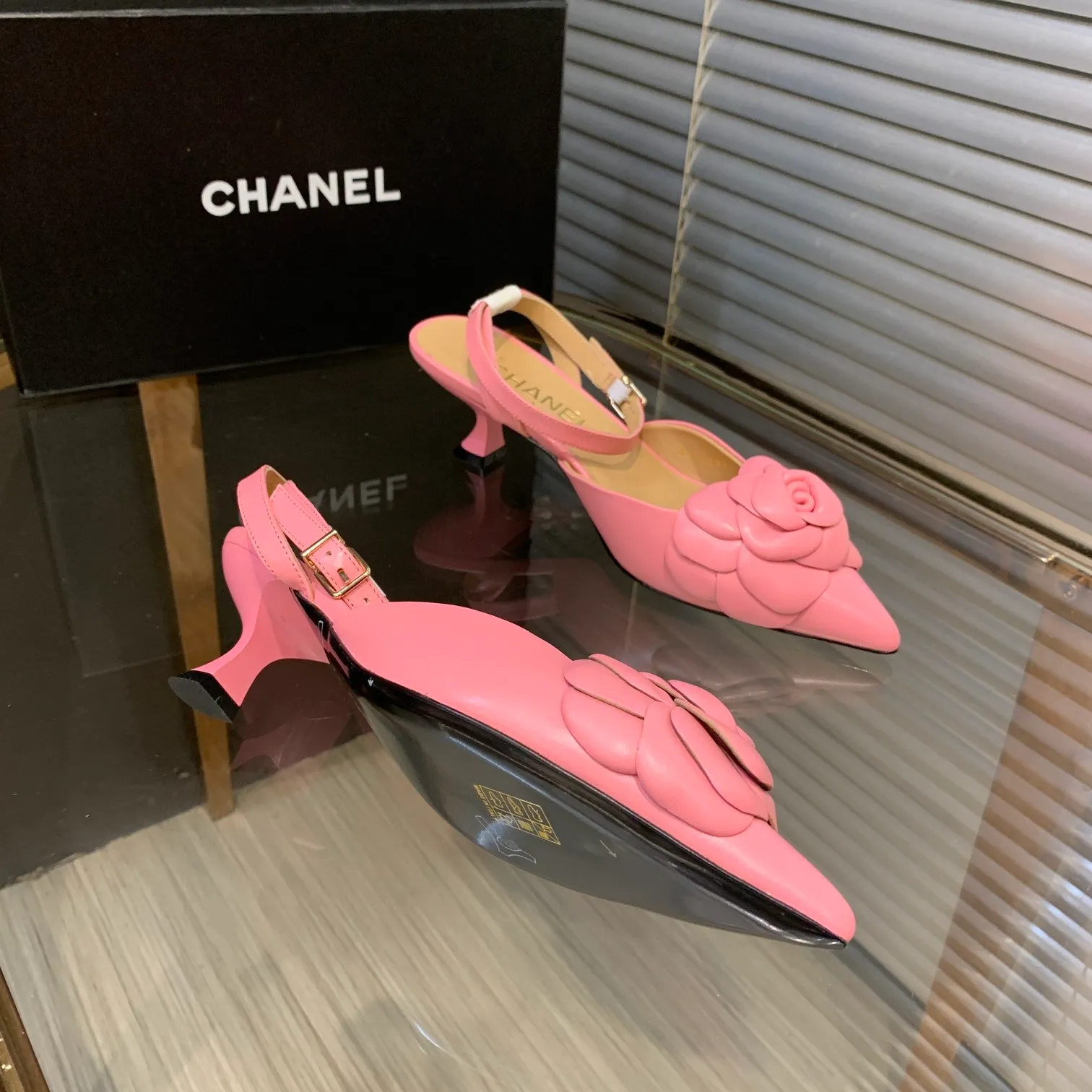 👟👟Ex-factory price 600👟👟 🍀Chanel's new flagship series of sandals in the counter are newly released 2022S summer series, exquisite retro shoes, the latest camellia flower design of Jindian Xiaoxiang on the upper is exquisite and fashionable, a popular model among domestic and foreign bloggers Upper: original Italian imported sheepskin original one-to-one sheepskin handmade camellia🌸 Inner lining: imported mixed sheepskin lining Outsole: Genuine leather outsole imported from Italy Size number: 35-39 (40, 41 customization is non-returnable) Heel height: 4cm Delivered with luxurious latest counter packaging